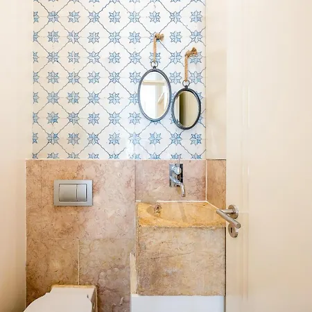 Classy Duplex In Historic *