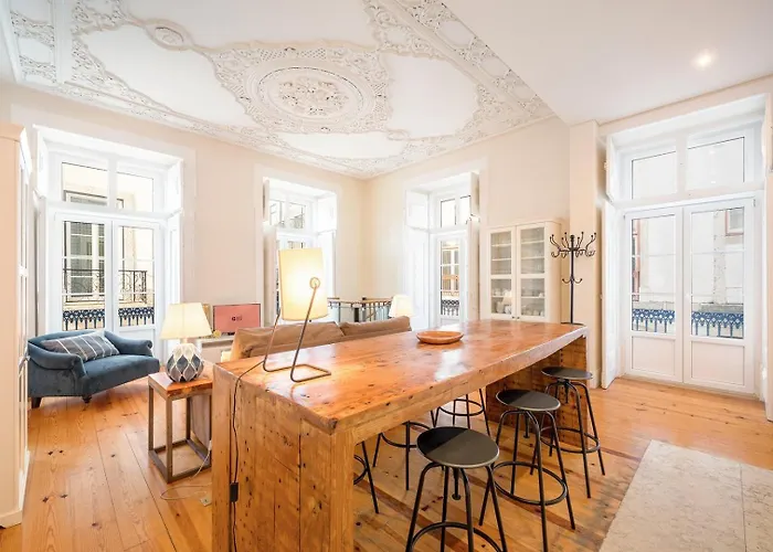 Classy Duplex In Historic Apartament Lizbona