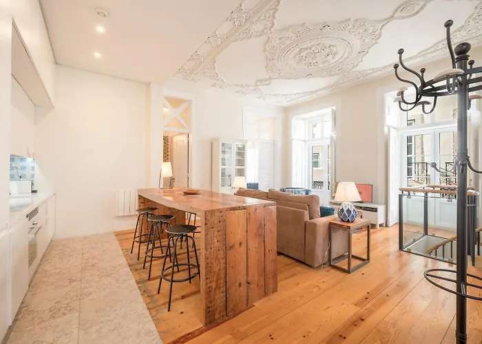 Classy Duplex In Historic Lisbona